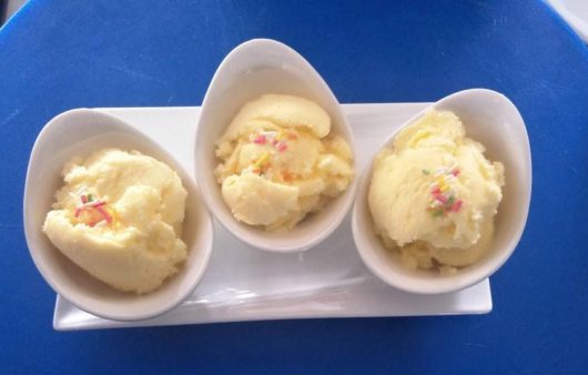 Συνταγή για σπιτικό παγωτό βανίλια. Φτιάξτε ένα νόστιμο παγωτό βανίλια στην παγωτομηχανή με βελούδινη υφή!