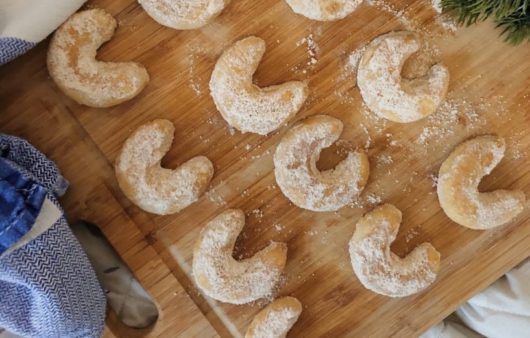 Συνταγή για βουτυρένια μπισκότα βανίλια με σχήμα ημισέληνο. Πλούσια σε άρωμα βανίλιας καθώς τρελαίνονται μικροί και μεγάλοι.