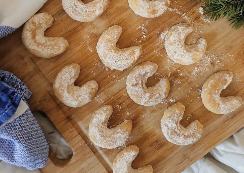 Συνταγή για βουτυρένια μπισκότα βανίλια με σχήμα ημισέληνο. Πλούσια σε άρωμα βανίλιας καθώς τρελαίνονται μικροί και μεγάλοι.