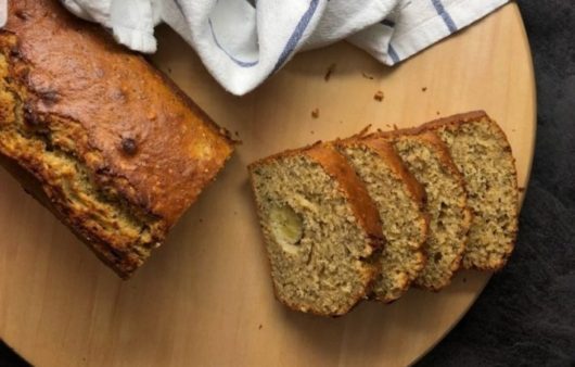 Συνταγή για ψωμί γεμιστό με μπανάνα. Απολαύστε το στο πρωινό σας καθώς περιέχει πολλές θρεπτικές ουσίες λόγω της μπανάνας.