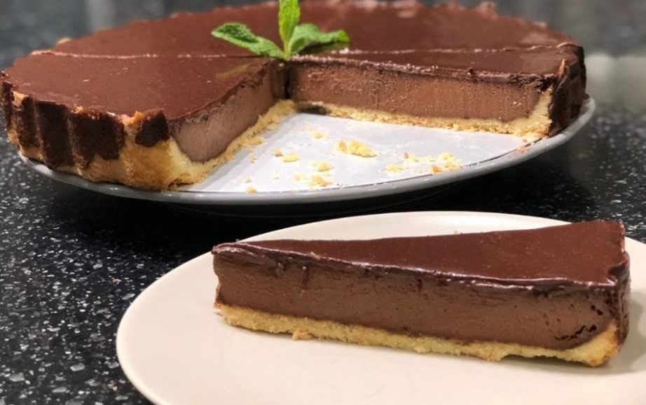 Συνταγή για τάρτα σοκολάτας με διπλή γέμιση. Τραγανή βάση, μοναδική γέμιση σοκολάτας και εύκολα κρέμα γκανάς. Συνδυασμός κόλαση.
