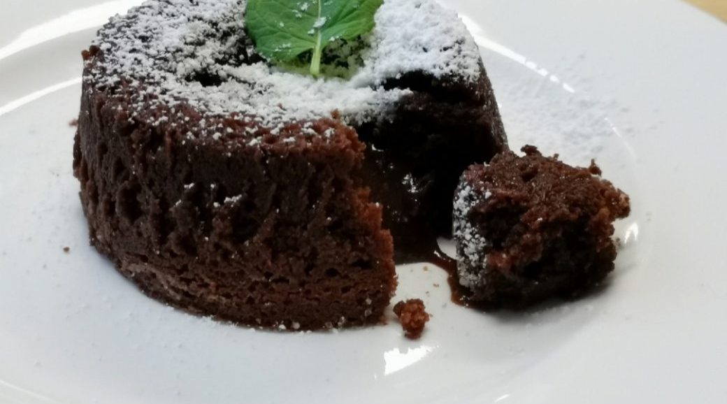 Συνταγή για υγρό κέικ σοκολάτας! Εύκολη συνταγή με τη σοκολάτα να λιώνει στο στόμα και τους καλεσμένους σας να μένουν ενθουσιασμένοι!