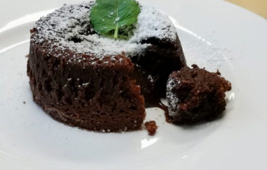 Συνταγή για υγρό κέικ σοκολάτας! Εύκολη συνταγή με τη σοκολάτα να λιώνει στο στόμα και τους καλεσμένους σας να μένουν ενθουσιασμένοι!