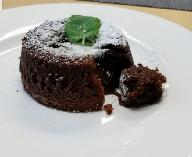 Συνταγή για υγρό κέικ σοκολάτας! Εύκολη συνταγή με τη σοκολάτα να λιώνει στο στόμα και τους καλεσμένους σας να μένουν ενθουσιασμένοι!