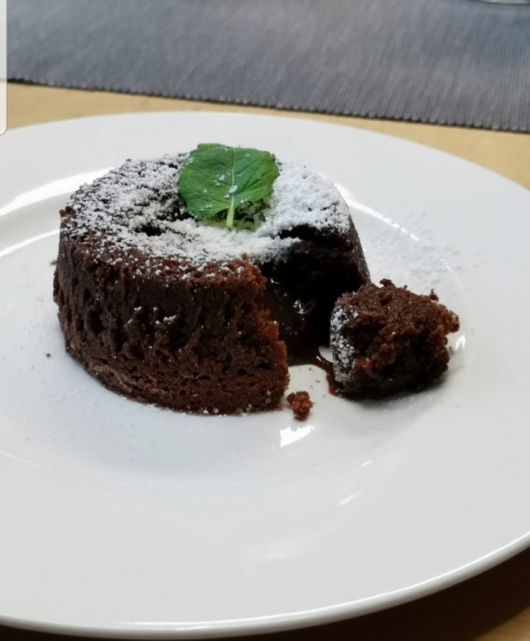 Συνταγή για υγρό κέικ σοκολάτας! Εύκολη συνταγή με τη σοκολάτα να λιώνει στο στόμα και τους καλεσμένους σας να μένουν ενθουσιασμένοι!