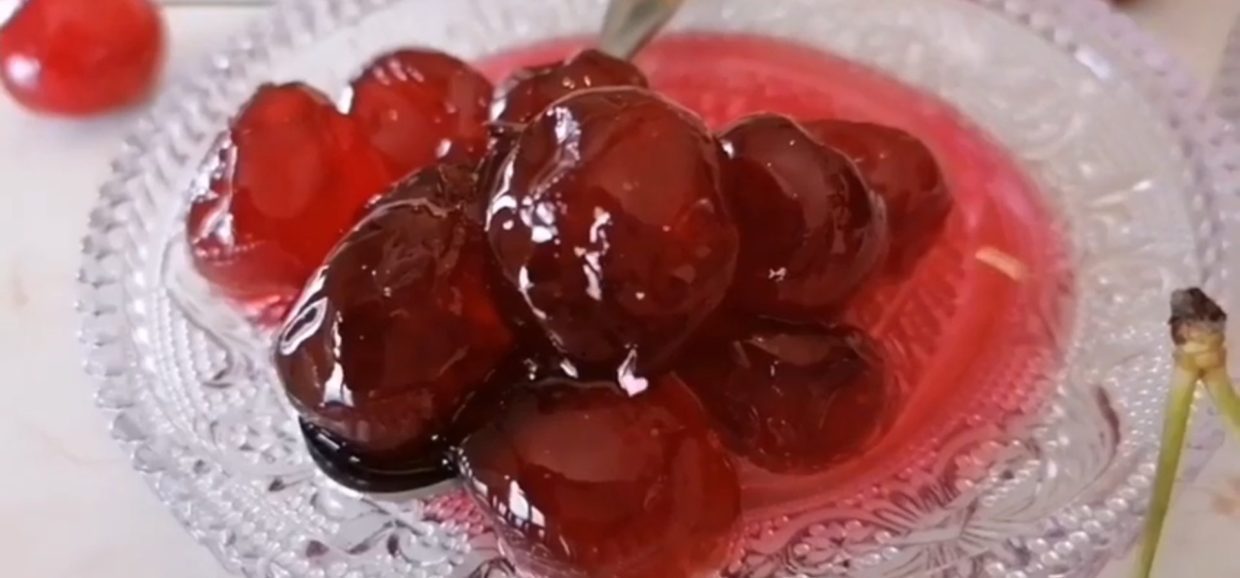 Συνταγή για γλυκό κουταλιού κεράσι. Ωραίο κόκκινα χρώμα, μοναδική γεύση σε μια κλασική και παραδοσιακή συνταγή.