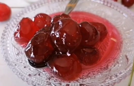Συνταγή για γλυκό κουταλιού κεράσι. Ωραίο κόκκινα χρώμα, μοναδική γεύση σε μια κλασική και παραδοσιακή συνταγή.
