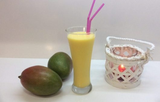 Δημοφιλές ινδικό ρόφημα από γιαούρτι και πολτό μάνγκο. Είναι δροσερό και ικανοποιεί την ανάγκη μας για γλυκό.