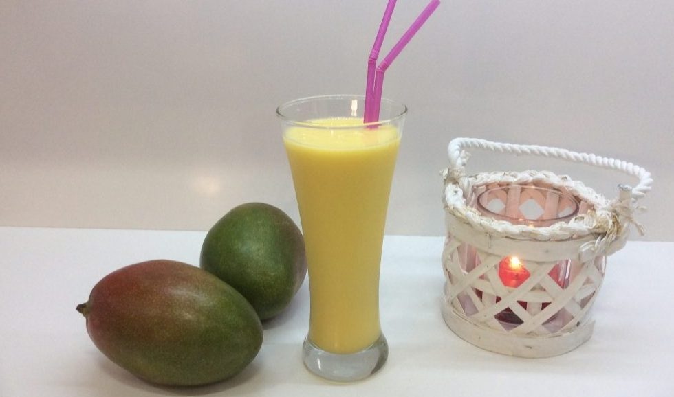 Δημοφιλές ινδικό ρόφημα από γιαούρτι και πολτό μάνγκο. Είναι δροσερό και ικανοποιεί την ανάγκη μας για γλυκό.