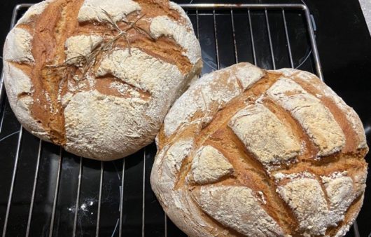 Συνταγή για γερμανικό χωριάτικο ψωμί! Συμπαγές ψωμί γερμανικού τύπου, με σκουρόχρωμη κόρα και πυκνή ψίχα. Απλά μοναδικό.