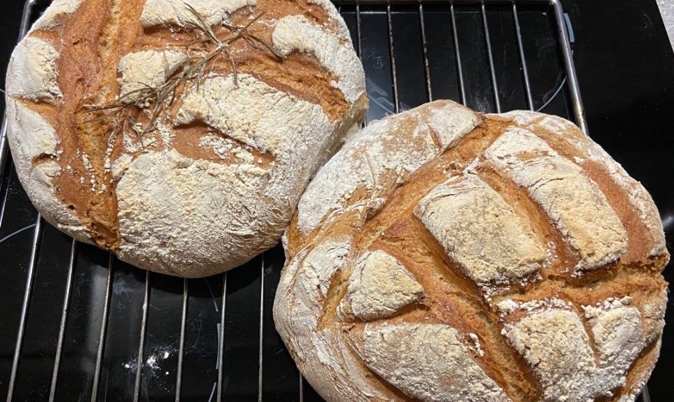 Συνταγή για γερμανικό χωριάτικο ψωμί! Συμπαγές ψωμί γερμανικού τύπου, με σκουρόχρωμη κόρα και πυκνή ψίχα. Απλά μοναδικό.