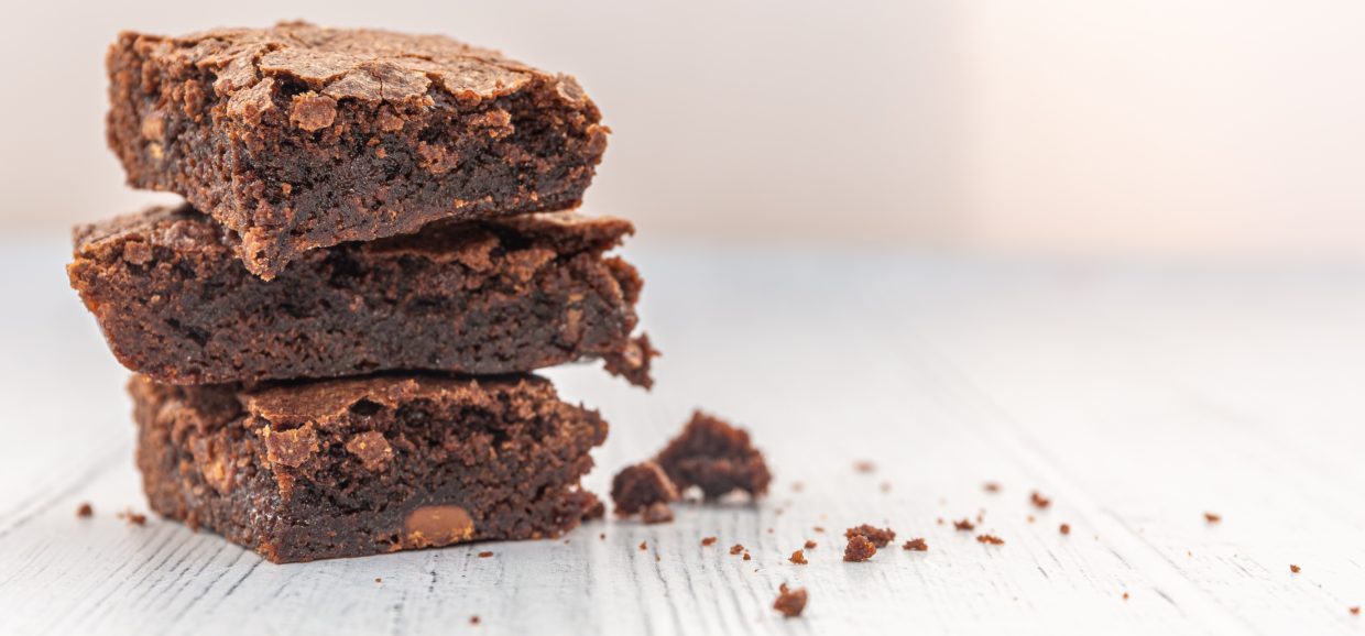 Συνταγή για κλασικό και σοκολατένιο brownies. Ιδανικό για το πρωϊνό σας και όχι μόνο. Φτιάξτε το εύκολα και γρήγορα σπίτι σας.