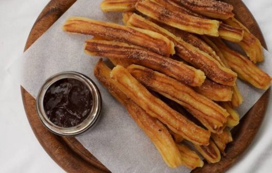 Συνταγή για μοναδικά churros με σάλτσα σοκολάτας! Ισπανικοί λουκουμάδες που θα σας ενθουσιάσει η γεύση τους.