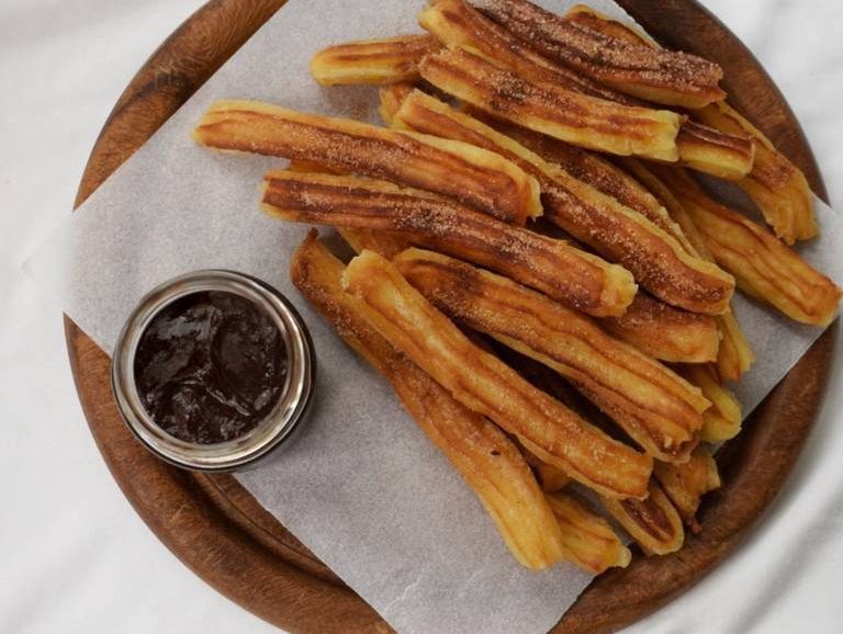 Συνταγή για μοναδικά churros με σάλτσα σοκολάτας! Ισπανικοί λουκουμάδες που θα σας ενθουσιάσει η γεύση τους.