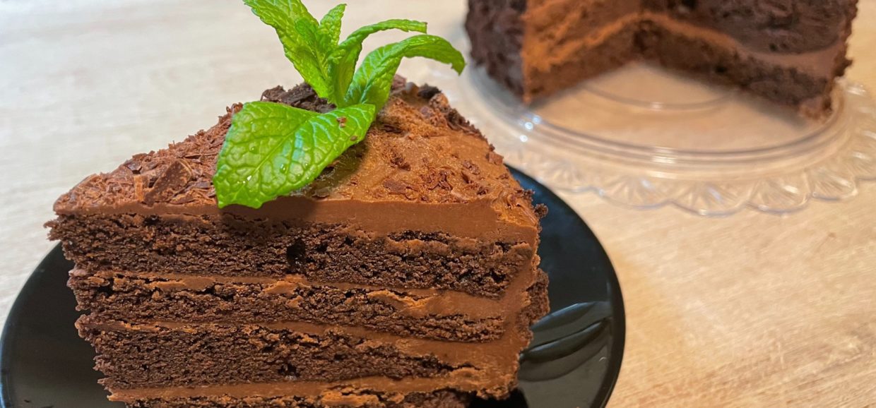 Συνταγή για το απόλυτο devil's cake. Αποτελείται από στρώσεις αφράτου κέικ και σοκολατένιας βουτυρόκρεμας. Ιδανική επιλογή και για τούρτα.