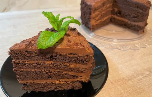 Συνταγή για το απόλυτο devil's cake. Αποτελείται από στρώσεις αφράτου κέικ και σοκολατένιας βουτυρόκρεμας. Ιδανική επιλογή και για τούρτα.
