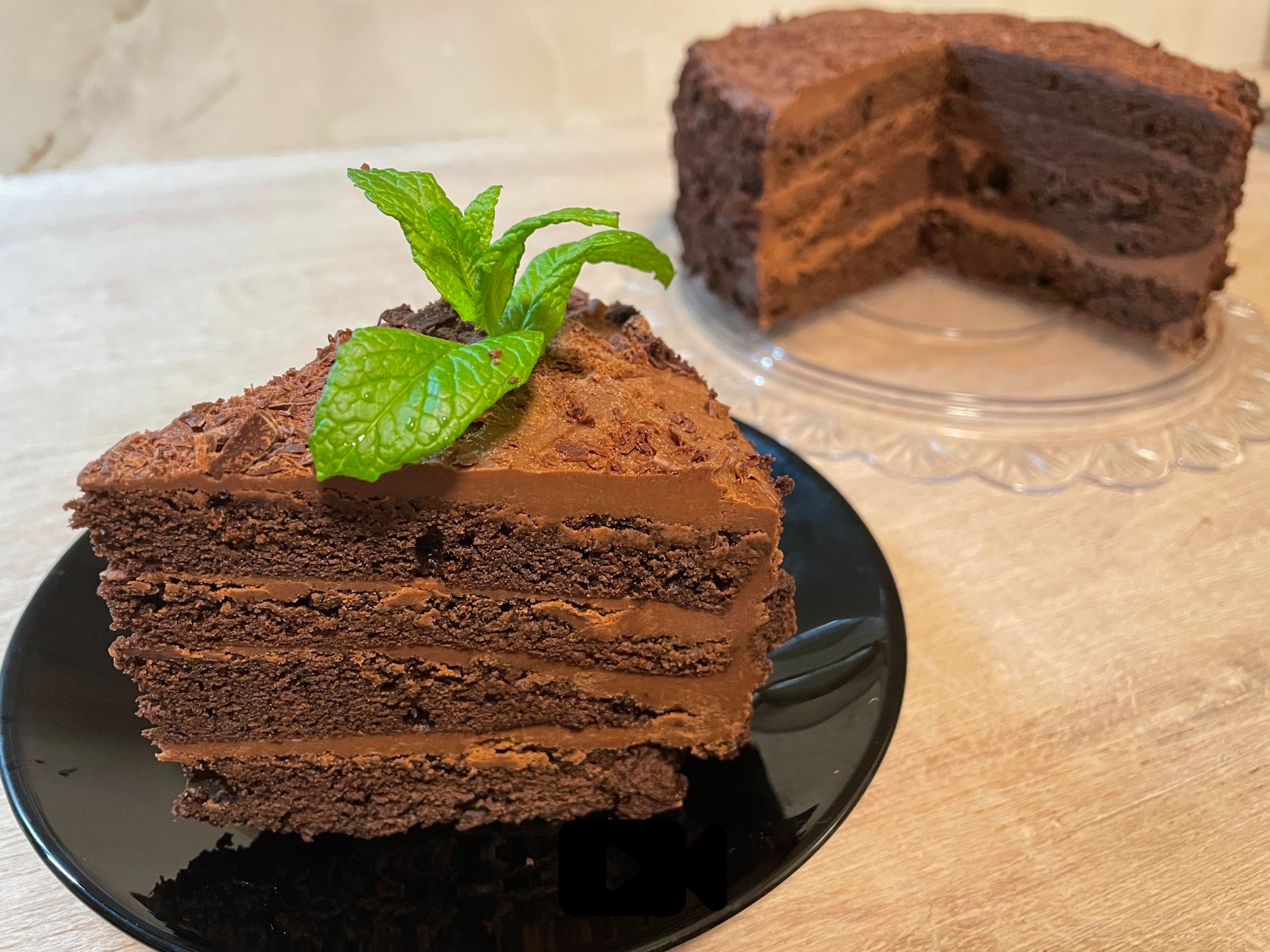 Συνταγή για το απόλυτο devil's cake. Αποτελείται από στρώσεις αφράτου κέικ και σοκολατένιας βουτυρόκρεμας. Ιδανική επιλογή και για τούρτα.