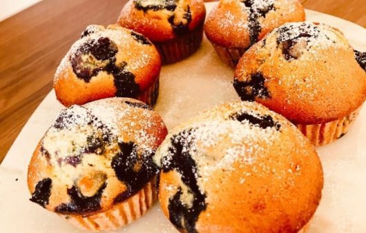 Συνταγή για muffins με μύρτιλα. Μοναδικά αφράτα muffins για όλες τις ηλικίες και ιδανικά για πρωϊνό και πάρτι.