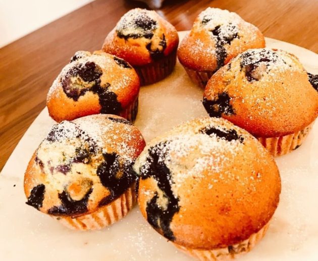 Συνταγή για muffins με μύρτιλα. Μοναδικά αφράτα muffins για όλες τις ηλικίες και ιδανικά για πρωϊνό και πάρτι.