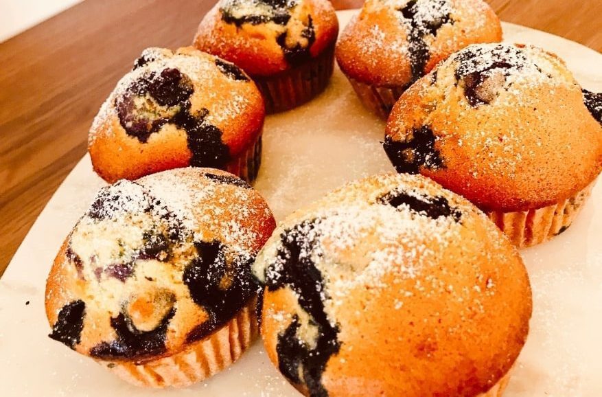 Συνταγή για muffins με μύρτιλα. Μοναδικά αφράτα muffins για όλες τις ηλικίες και ιδανικά για πρωϊνό και πάρτι.