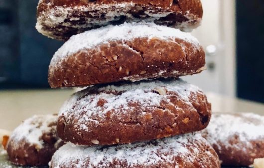 Συνταγή για nutella cookies! Σοκολατένια μπισκότα με σπασμένα φουντούκια και πραλίνα φουντουκιού. Δοκιμάστε τα!