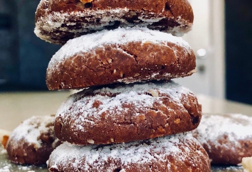 Συνταγή για nutella cookies! Σοκολατένια μπισκότα με σπασμένα φουντούκια και πραλίνα φουντουκιού. Δοκιμάστε τα!