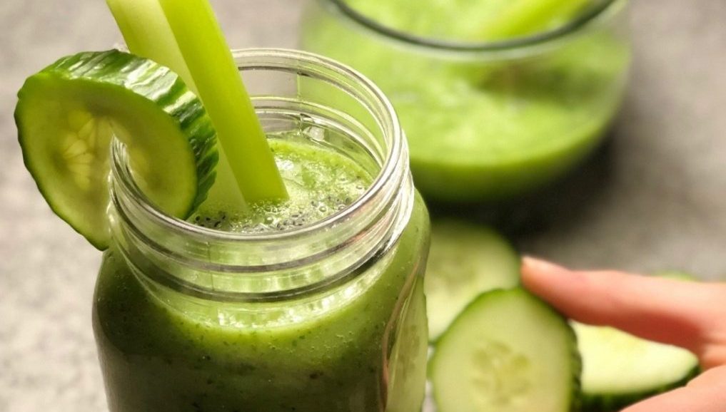 Συνταγή για smoothie σπανάκι-ακτινίδιο. Μοναδικό ρόφημα, πλούσιο σε βιταμίνες και ιδανικό για το πρωϊνό σας.