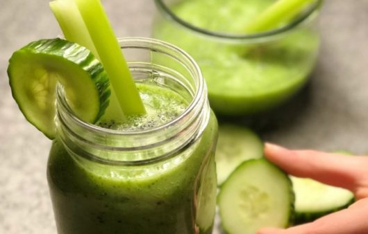 Συνταγή για smoothie σπανάκι-ακτινίδιο. Μοναδικό ρόφημα, πλούσιο σε βιταμίνες και ιδανικό για το πρωϊνό σας.