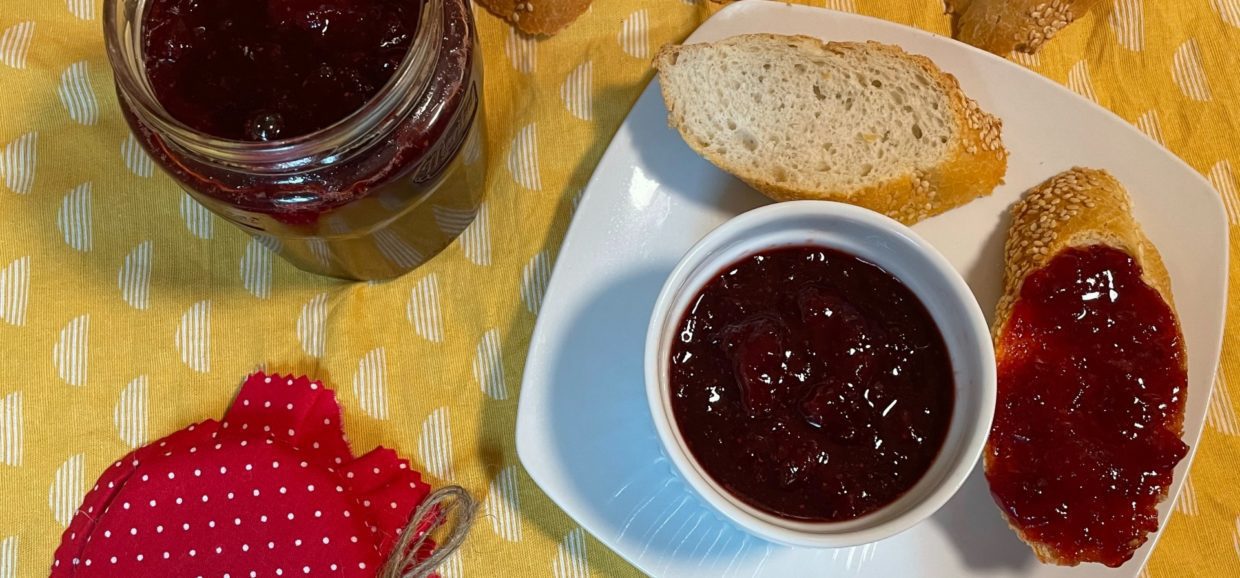 Συνταγή για σπιτική μαρμελάδα φράουλα! Ζωντανό κόκκινο χρώμα από φρέσκιες φράουλες και με μοναδική γεύση! Φτιάξτε την εύκολα και γρήγορα.