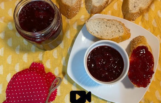 Συνταγή για σπιτική μαρμελάδα φράουλα! Ζωντανό κόκκινο χρώμα από φρέσκιες φράουλες και με μοναδική γεύση! Φτιάξτε την εύκολα και γρήγορα.
