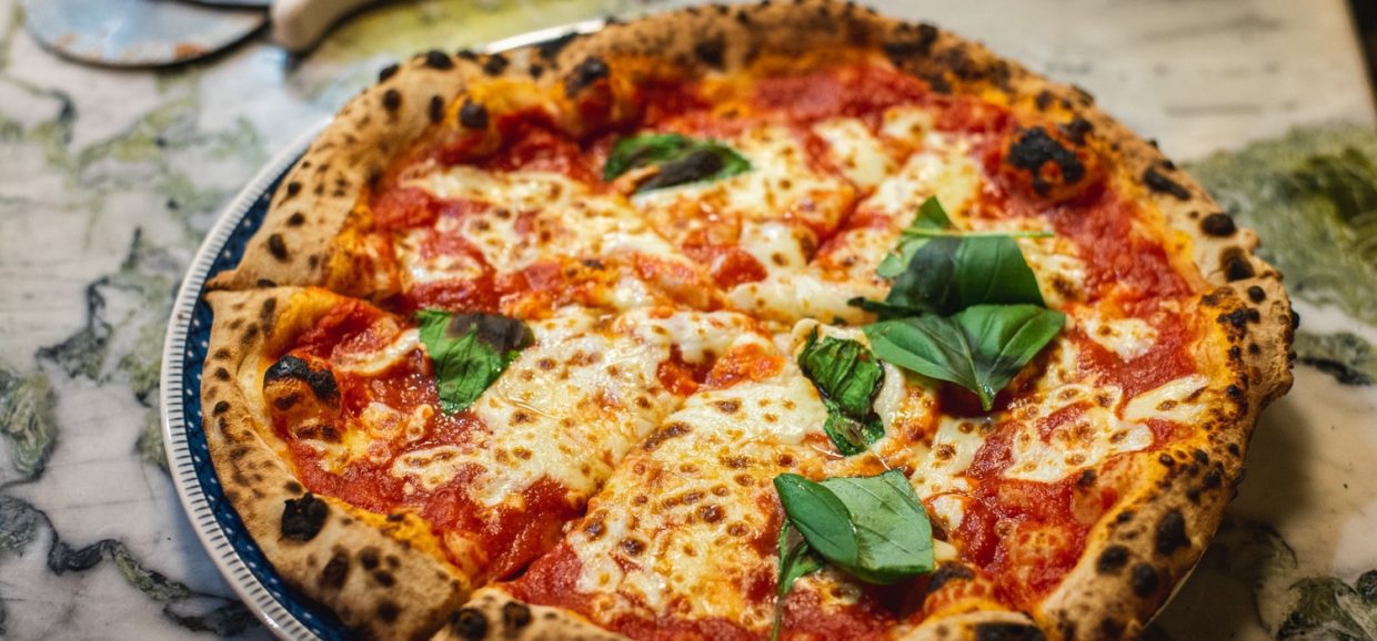 Συνταγή για σπιτική, εύκολη και τραγανή πίτσα μαργαρίτα. Είναι ίσως η πιο διαδεδομένη πίτσα που την απολαμβάνουμε οπουδήποτε.