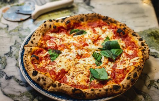 Συνταγή για σπιτική, εύκολη και τραγανή πίτσα μαργαρίτα. Είναι ίσως η πιο διαδεδομένη πίτσα που την απολαμβάνουμε οπουδήποτε.