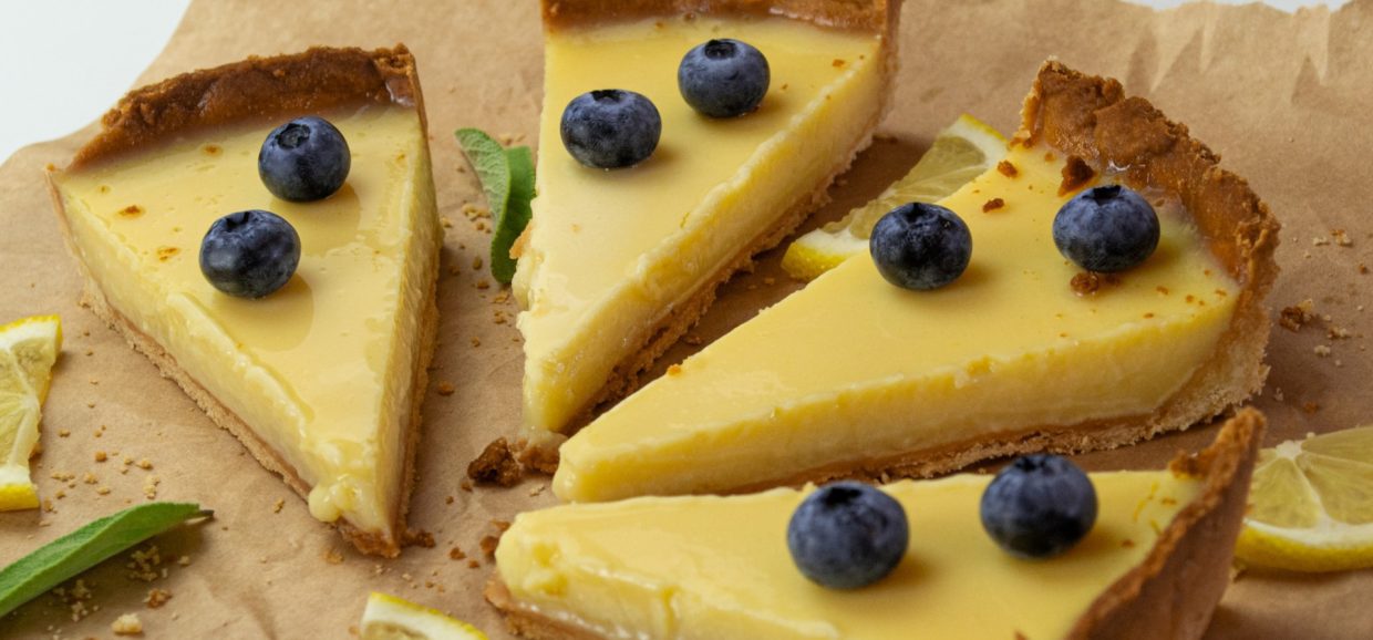 Συνταγή για εύκολη τάρτα λεμόνι. Χειροποίητη τραγανή βάση, πλούσια κρέμα με φυσικό άρωμα λεμόνι. Φτιάξτε την με απλά υλικά.