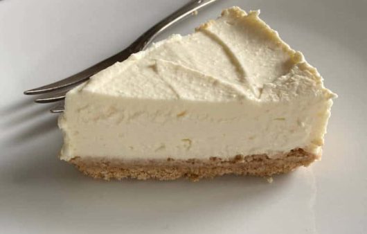 Συνταγή για μοναδικό cheesecake χωρίς ψήσιμο. Φτιάξτε το εύκολα και γρήγορα το λαχταριστό cheesecake με άρωμα λεμονιού και βανίλιας.
