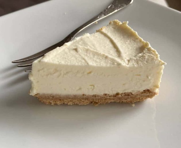 Συνταγή για μοναδικό cheesecake χωρίς ψήσιμο. Φτιάξτε το εύκολα και γρήγορα το λαχταριστό cheesecake με άρωμα λεμονιού και βανίλιας.