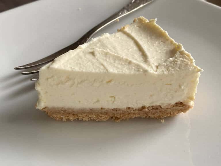Συνταγή για μοναδικό cheesecake χωρίς ψήσιμο. Φτιάξτε το εύκολα και γρήγορα το λαχταριστό cheesecake με άρωμα λεμονιού και βανίλιας.