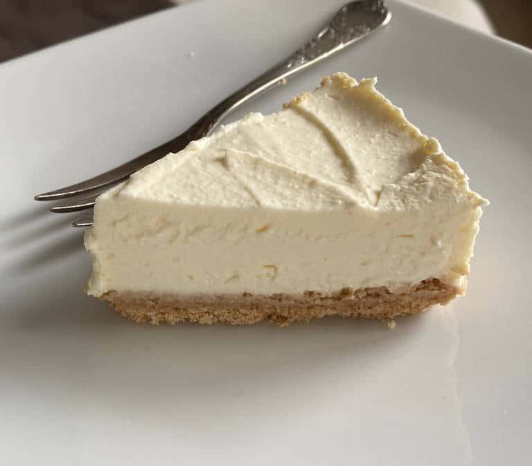 Συνταγή για μοναδικό cheesecake χωρίς ψήσιμο. Φτιάξτε το εύκολα και γρήγορα το λαχταριστό cheesecake με άρωμα λεμονιού και βανίλιας.