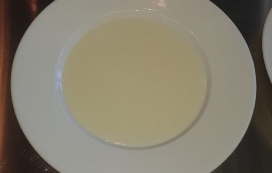 Συνταγή για κρέμα anglaise. Από τις βασικότερες κρέμες στη ζαχαροπλαστική. Είναι μια ελαφριά κρέμα που χρησιμοποιείται στα επιδόρπια ή ως σως.