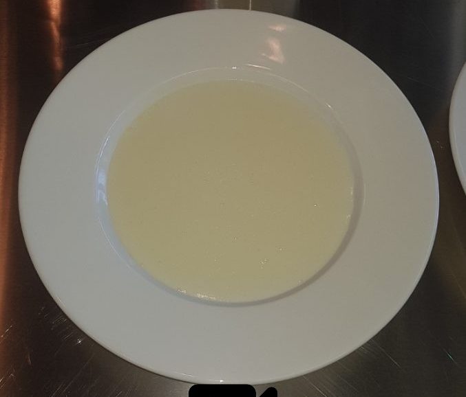 Συνταγή για κρέμα anglaise. Από τις βασικότερες κρέμες στη ζαχαροπλαστική. Είναι μια ελαφριά κρέμα που χρησιμοποιείται στα επιδόρπια ή ως σως.