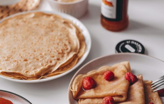 Συνταγή για κρέπες με κεφίρ. Φτιάξτε την τέλεια ζύμη εύκολα και γρήγορα που αρέσουν σε μικρούς και μεγάλους.
