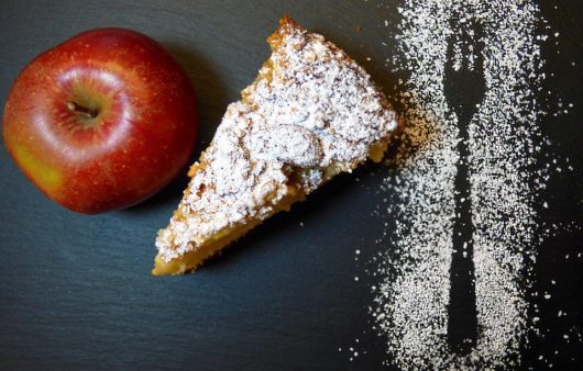 Συνταγή για νηστίσιμη μηλόπιτα με γεύση ταχίνι. Μοναδική μηλόπιτα με πλούσια αρώματα και φανταστική γεύση που θυμίζει τα παιδικά μας χρόνια.