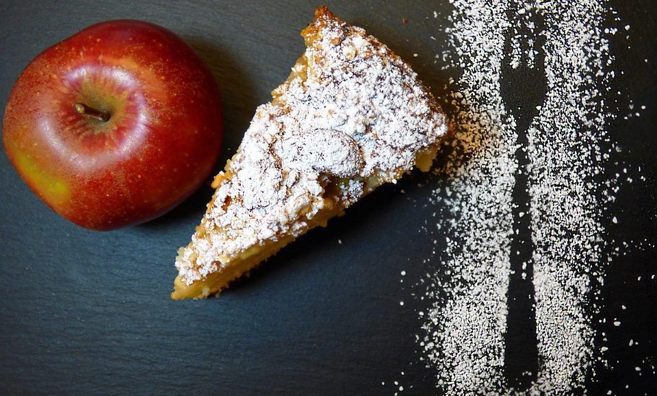 Συνταγή για νηστίσιμη μηλόπιτα με γεύση ταχίνι. Μοναδική μηλόπιτα με πλούσια αρώματα και φανταστική γεύση που θυμίζει τα παιδικά μας χρόνια.