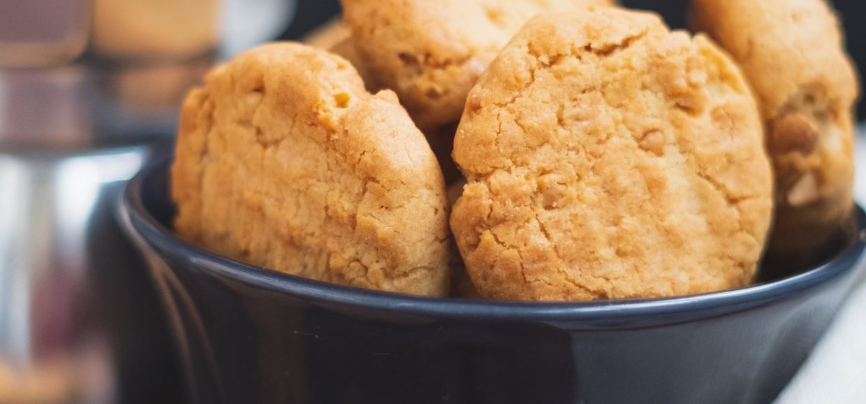 Συνταγή για μοσχομυριστά μπισκότα με ταχίνι. Μοναδική γεύση και φανταστική τραγανή υφή με άρωμα ταχινιού και βανίλιας.