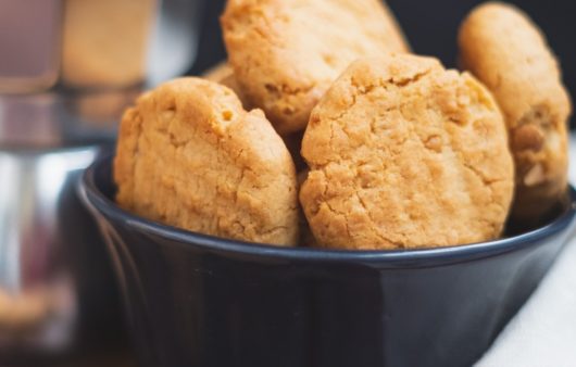 Συνταγή για μοσχομυριστά μπισκότα με ταχίνι. Μοναδική γεύση και φανταστική τραγανή υφή με άρωμα ταχινιού και βανίλιας.