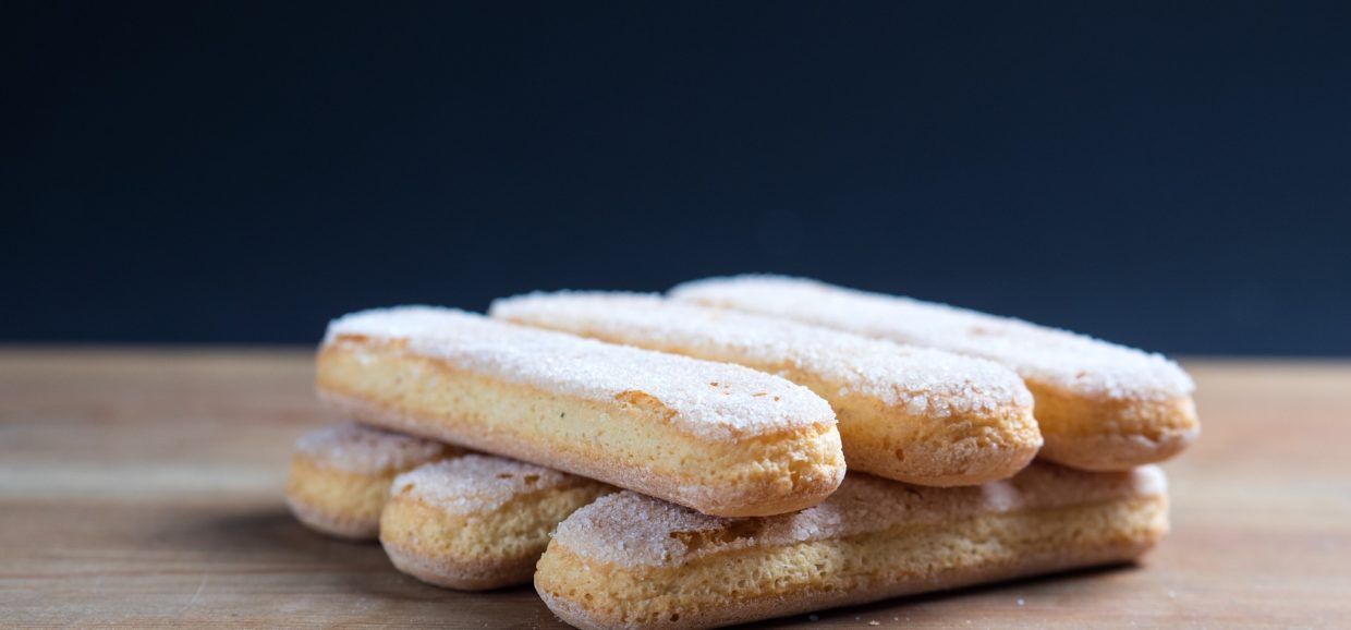 Συνταγή για σπιτικά μπισκότα σαβαγιάρ. Φτιάξτε τα εύκολα και γρήγορα. Είναι ιδανικά για τιραμισού και άλλα γλυκά.