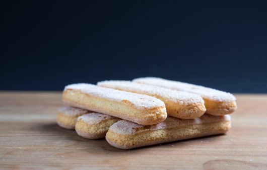 Συνταγή για σπιτικά μπισκότα σαβαγιάρ. Φτιάξτε τα εύκολα και γρήγορα. Είναι ιδανικά για τιραμισού και άλλα γλυκά.