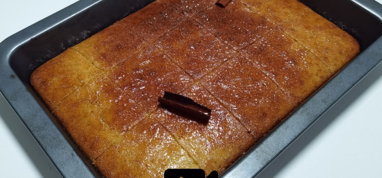 Συνταγή για πολίτικο σάμαλι. Μοναδικά αρωματικό με γεύση μαστίχα. Ένα από τα ωραιότερα παραδοσιακά σιροπιαστά γλυκά.