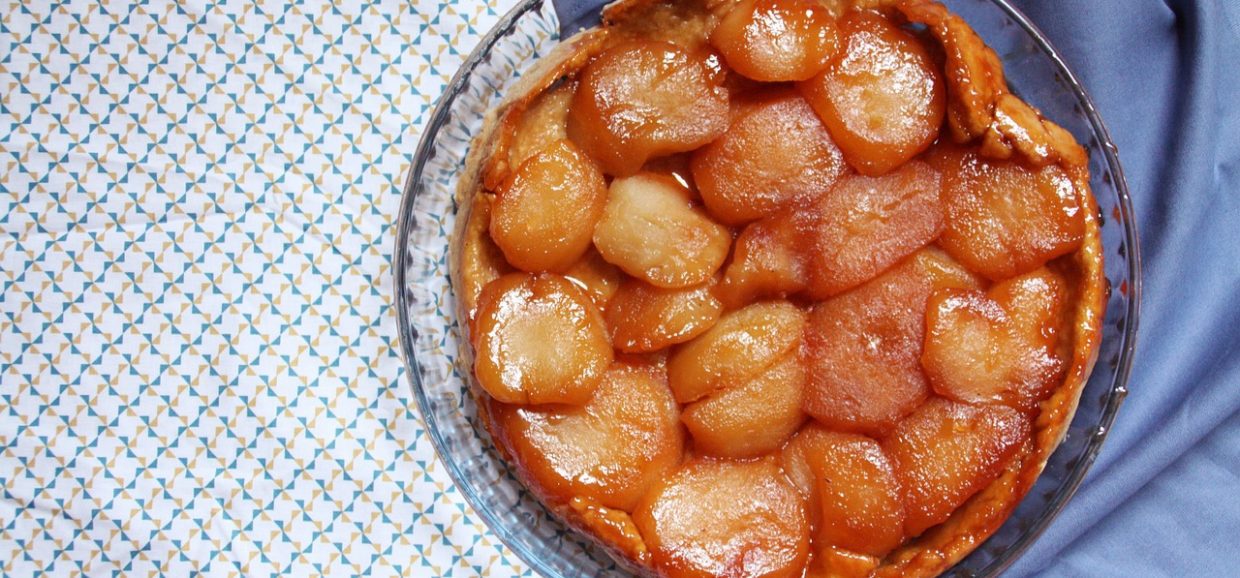 Συνταγή για την περίφημη Γαλλική τάρτα τατέν. Τάρτα μήλου με σφολιάτα και μήλα που καραμελώνουν. Πρωτότυπη γεύση, δοκιμάστε την.