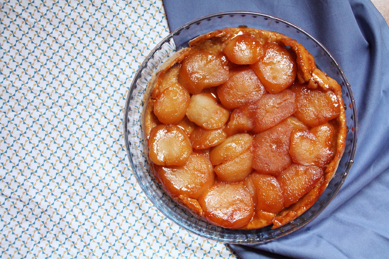 Συνταγή για την περίφημη Γαλλική τάρτα τατέν. Τάρτα μήλου με σφολιάτα και μήλα που καραμελώνουν. Πρωτότυπη γεύση, δοκιμάστε την.