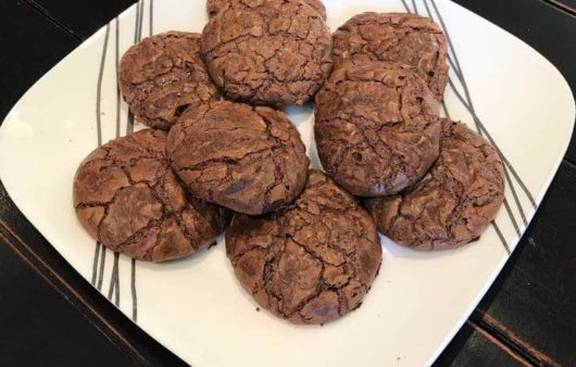 Συνταγή για πρωτότυπα και μοναδικά μπισκότα με γεύση brownies. Είναι τόσο λαχταριστά που θα τα φτιάξετε ξανά και ξανά.